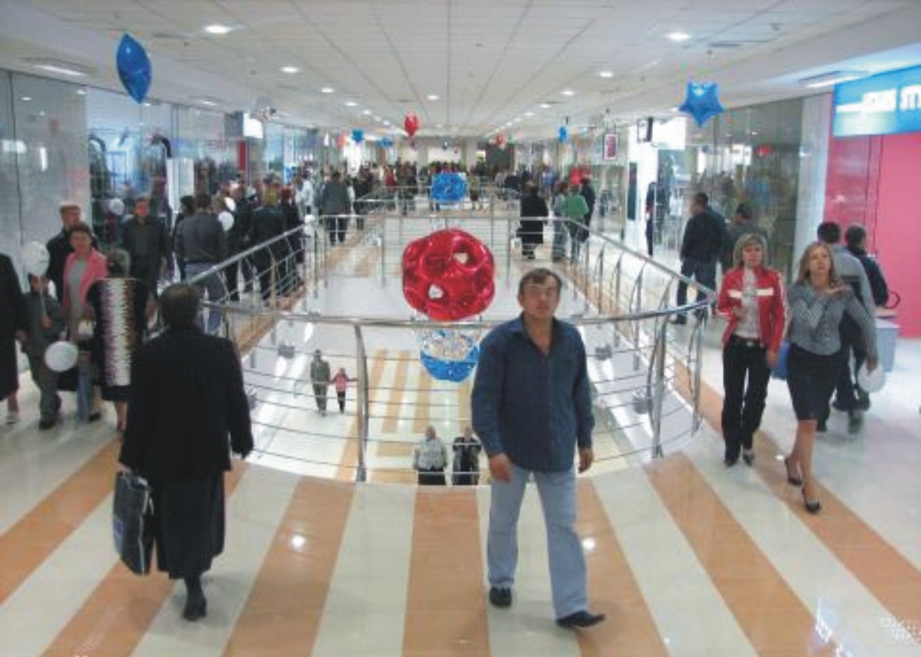 люди в торговом центре