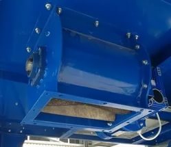 выполняет разгрузку сыпучего материала из бункера