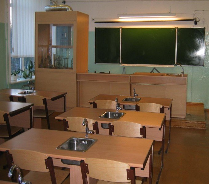 Кабинет с вытяжным шкафом в школе